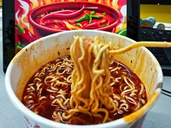 203g Barrel Instant Noodles Dengan Rasa Hot Pot Dan Bahan Sayuran