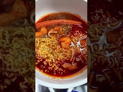 Memasak mie instan dengan pasta udang dan sosis ham