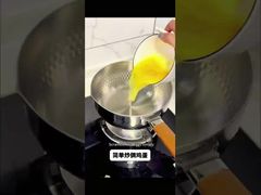 Memasak mie instan dengan bayam dan telur
