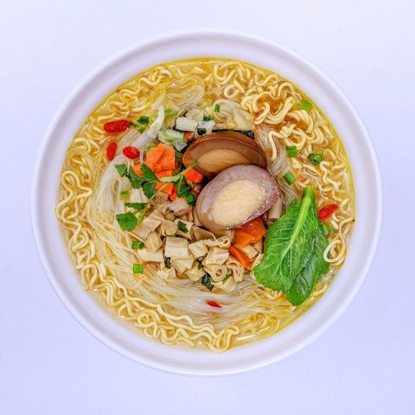 Vermicelli dan mie dengan rasa jus yang kaya mie instan pedas