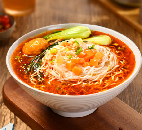 Mie instan asam dan pedas yang lezat sup vermicelli dan mie 12 bulan mie instan asam panas