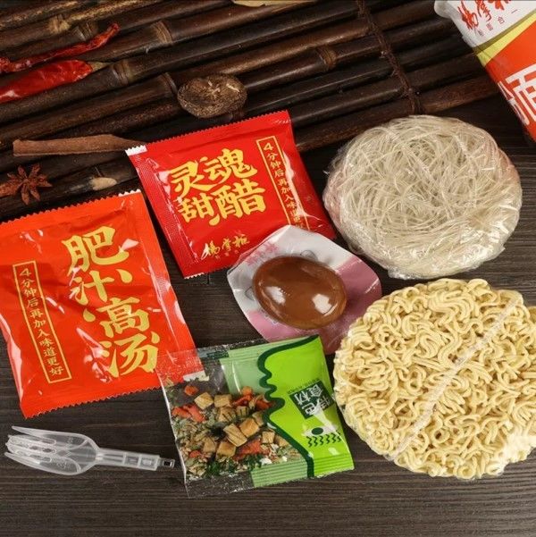 Jus Gaya Hong Kong yang kaya rasa Vermicelli dan Mie Instan 200g dengan saus pedas dan manis