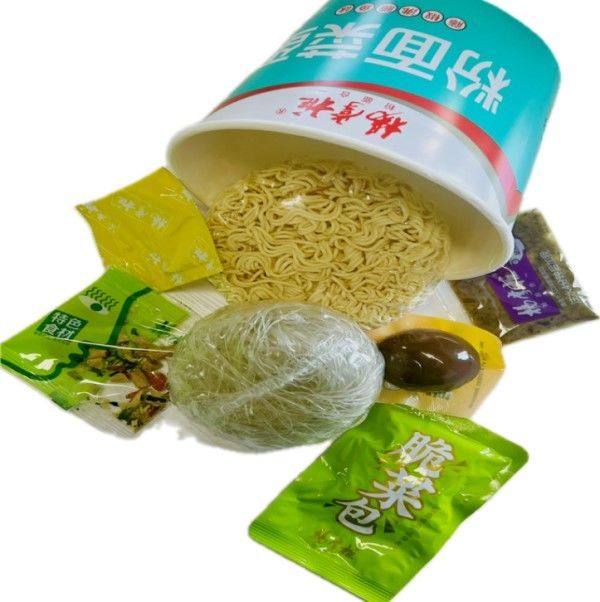 Pedas Rattan lezat Rebus ikan Rasa Vermicelli dan mie instan dengan telur marinasi