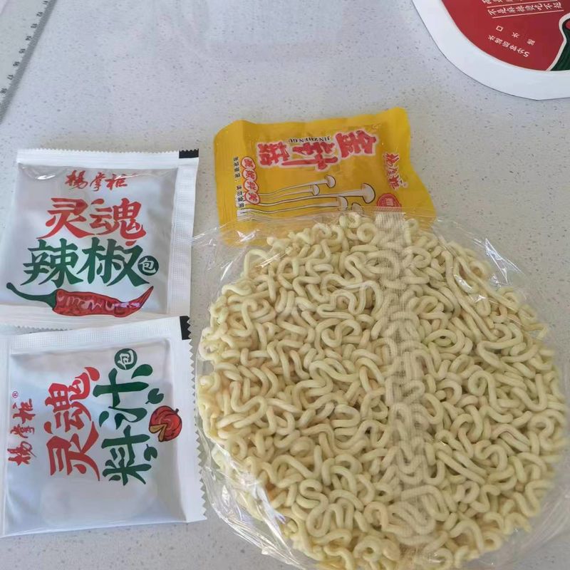 Rasa Pedas Instan Noodle Bowl Cup Noodles Makanan Cepat dan Mudah Tanpa Rasa atau Warna buatan