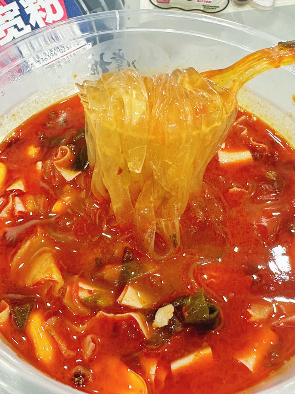 Chongqing asam dan pedas rasa cup mi dengan Vermicelli panas tingkat pedas dan bahan-bahan Vermicelli