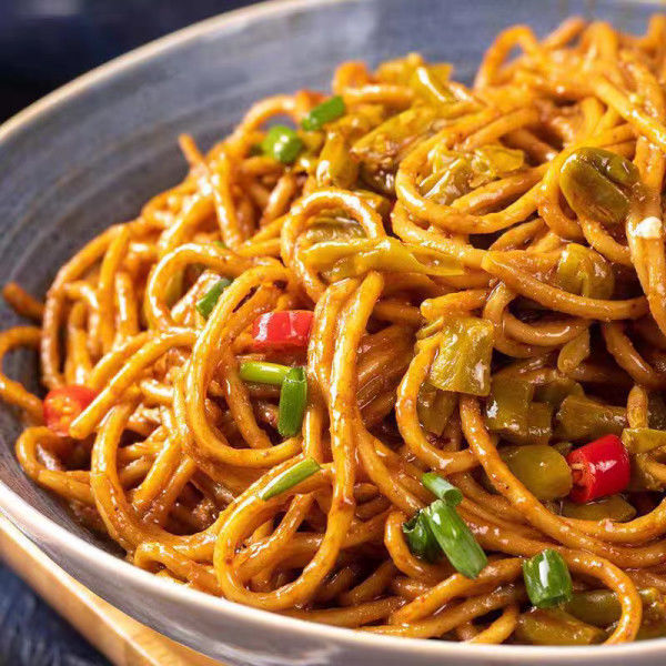 Nikmati kombinasi sempurna dari saus wijen dan sedikit rempah-rempah dalam spaghetti vegetarian