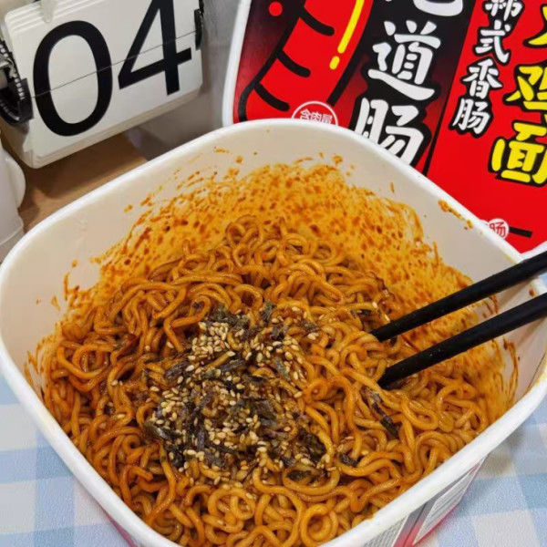 Kategori Campurkan Goreng Instan Mie Cina Sangat Pedas Dan Sedikit Bumbu Manis Tingkat ayam panas