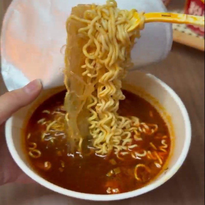 Rasa Daging Sapi Panggang Vermicelli dan Mie 179g*12 Waktu Memasak 8 Menit Mie Instan