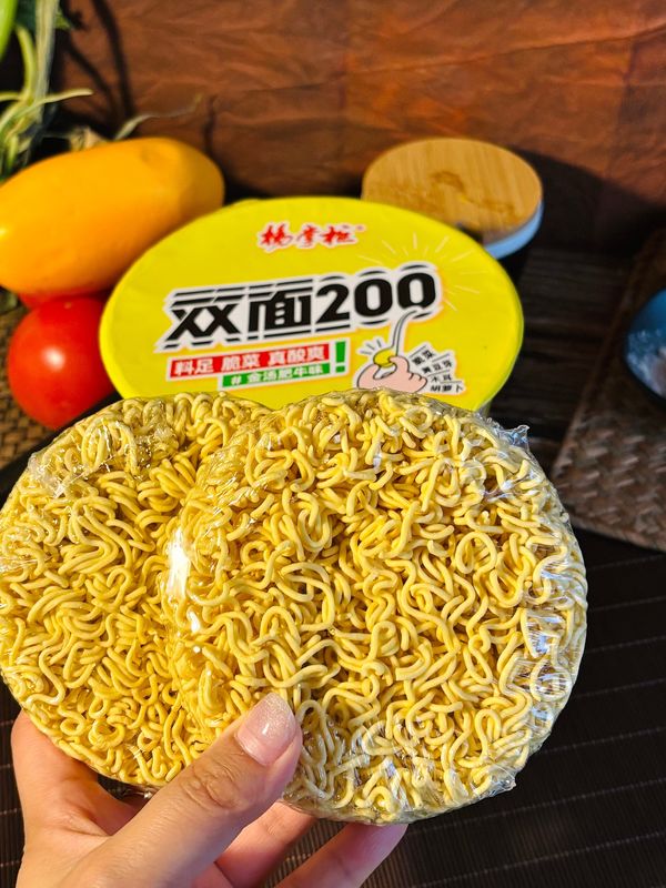 Cara Memasak Air mendidih Digoreng Instan Ramen Noodle Rasa Golden Soup Rasa Daging Sapi Bahan-bahan Sayuran