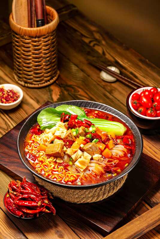 Pedas Chongqing Mala Flavor Cup Noodles 92g12 Paket Instan Noodles Bagus untuk supermarket Restoran dan toko-toko