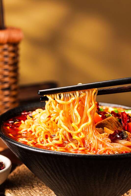 92g12 Cup Noodles Rasa Chongqing Mala Bahan Sayuran Mie Instan Ideal untuk Katering Acara dan Layanan Perhotelan