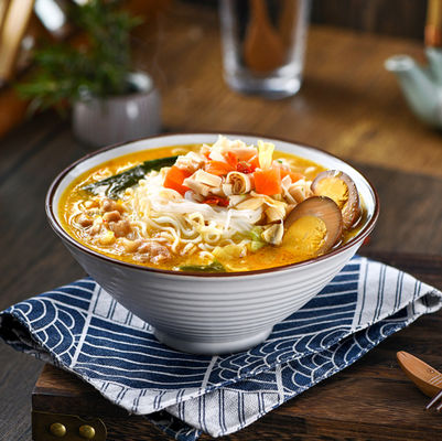 Mie instan rasa daging sapi dengan sayuran dan telur yang diasinkan, sup emas rasa daging sapi