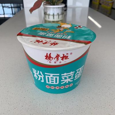 Cangkir Sayuran Krispy Noodle Instan Dengan Pedas Rattan Pepper Rasa Ikan Rebus